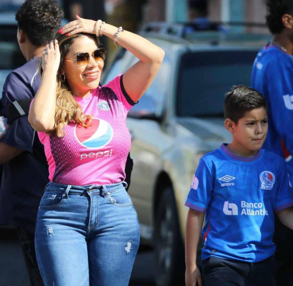 ¡Linda! Con sus lentes y bien equipada, esta fanática se robó la atención de las cámaras de Diario LA PRENSA. 