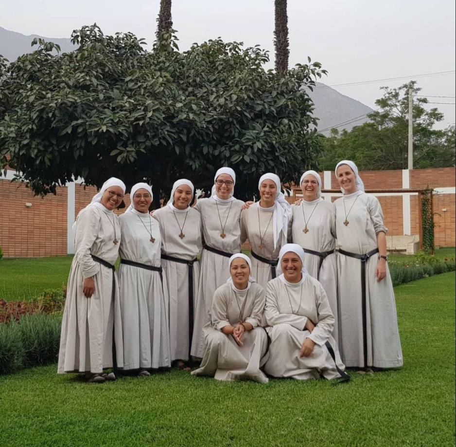 Tomás Cam era un seminarista y Massiel Pereyra una monja. Todo comenzó cuando ambos eran estudiantes, Massiel llevaba el sexto año en el convento y Tomás el séptimo año en el seminario, preparándose para el sacerdocio. 