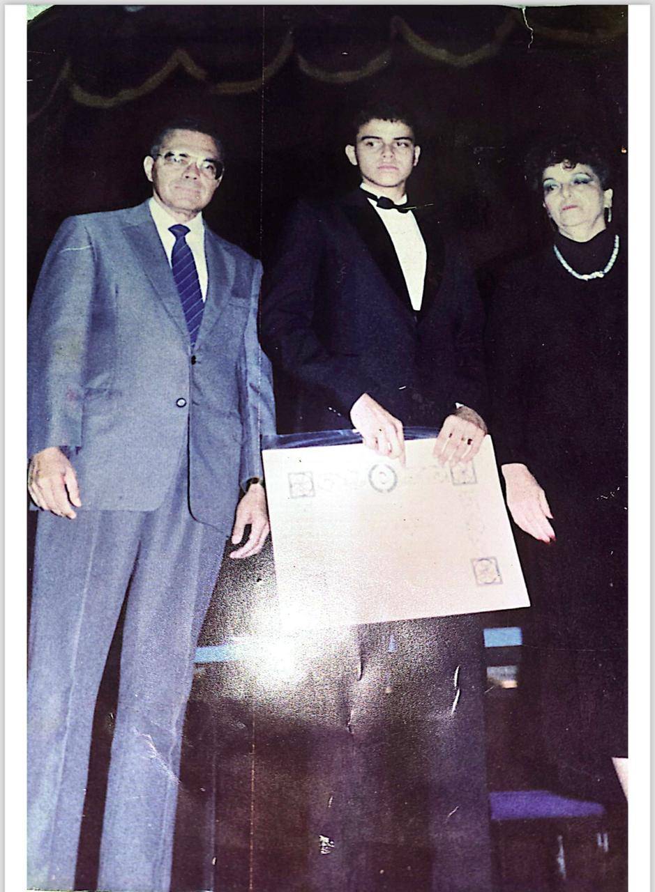 Junto a sus padres cuando se graduó de secundaria.