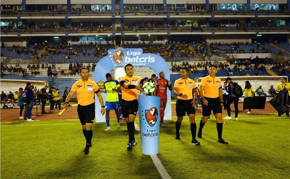 La salida de los equipos y la cuarteta arbitral para el partido de ida de las semifinales.