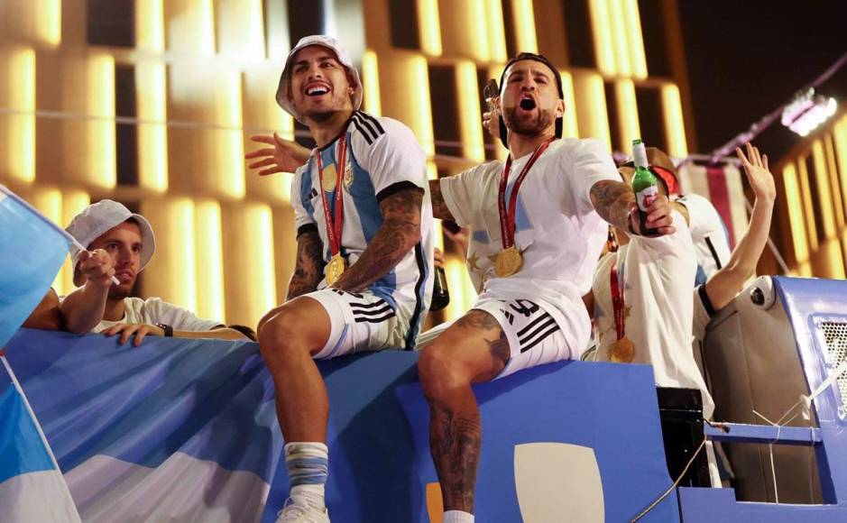 Algunos jugadores argentinos, como Nicolás Otamendi, celebraron tomando cerveza en la caravana.