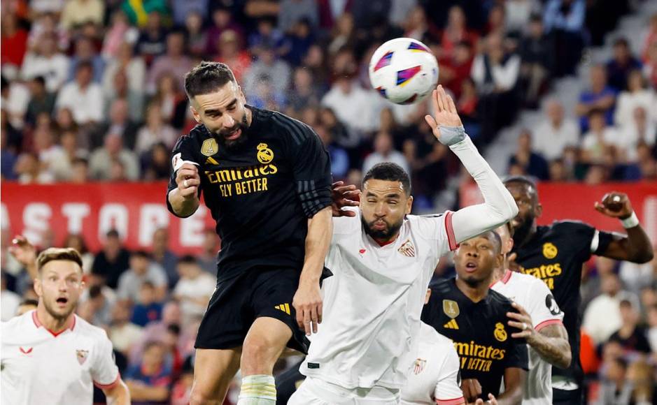 Dani Carvajal le ganó en el salto a Youssef En-Nesyri y marcó de cabeza para el empate del Real Madrid ante el Sevilla.