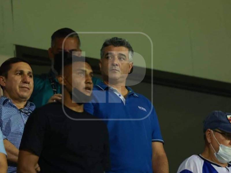 El entrenador de la Selección Mayor de Honduras, Diego Vásquez, observa a las futuras figuras de Honduras.