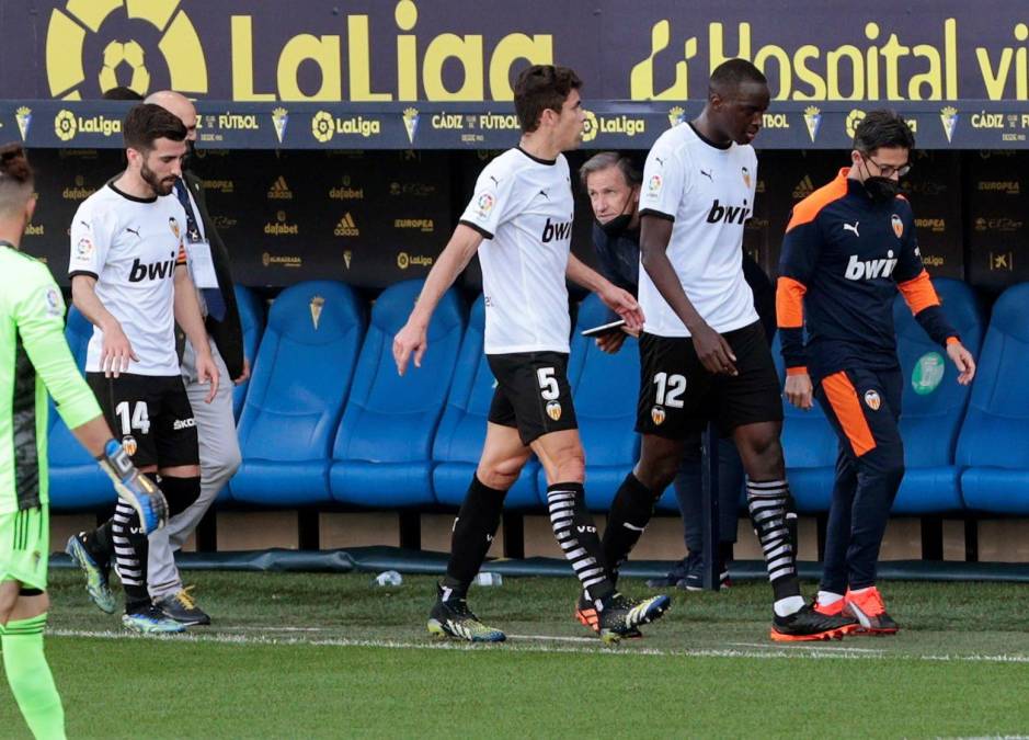 De hecho, el Valencia abandonó el terreno de juego -siguiendo el protocolo contra el racismo- pero regresó a terminar el partido ante la amenaza de la pérdida de seis puntos.