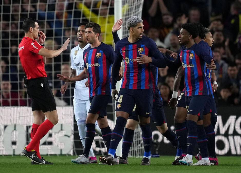 Los jugadores del Barcelona le reclamaron al árbitro Juan Martínez Munuera pidiendole penal por la mano de Alaba.