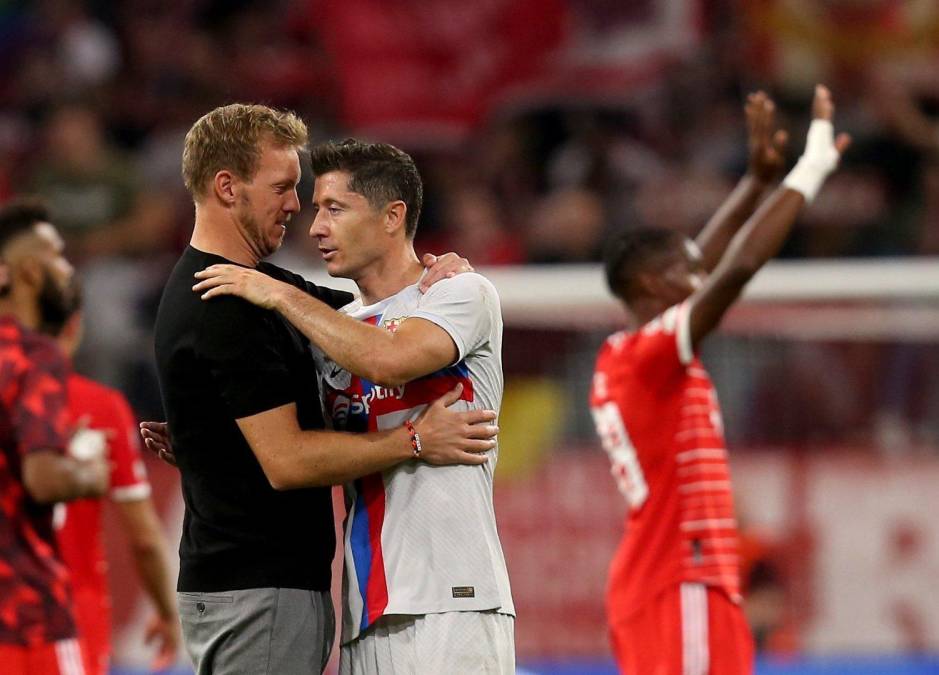 Robert Lewandowski también se saludó con su exentrenador en el Bayern, Julian Nagelsmann, al final del partido.