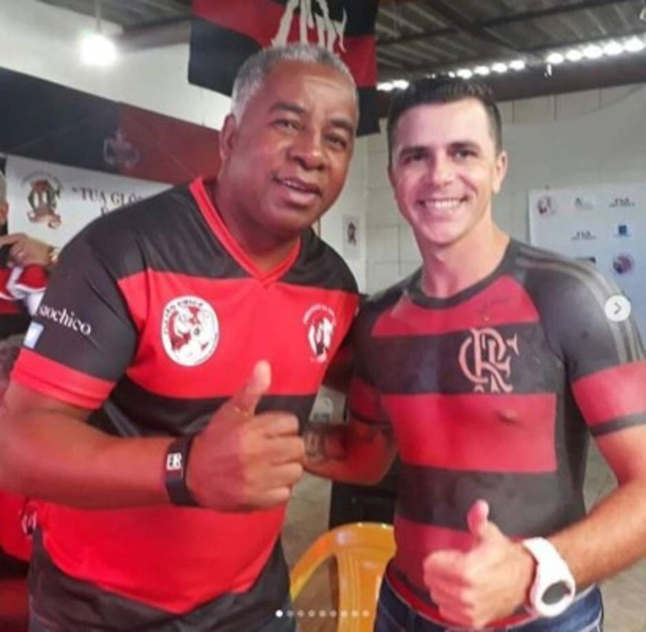 El tatuaje de Dos Anjos está en su pecho y en su espalda, en donde tiene tatuado el número diez.