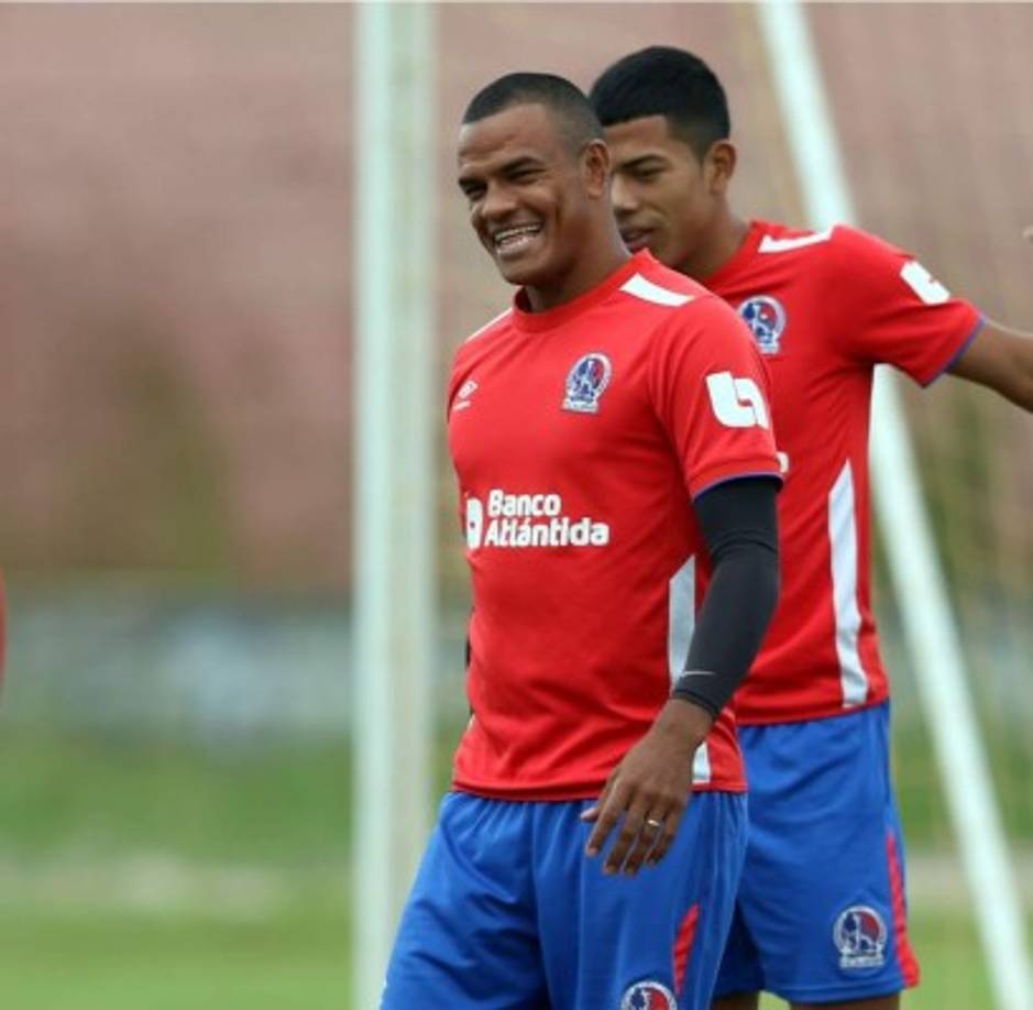 Rony Martínez en los próximos días estará llegando a un feliz termino con el Olimpia para seguir defendiendo la camisa blanca en las próximas dos temporadas. El delantero hondureño tenía ofertas del extranjero y de otros clubes de la Liga Nacional, pero siempre dejó claro que de no lograr concretarse nada en el exterior, la primera opción la tendría el Olimpia.