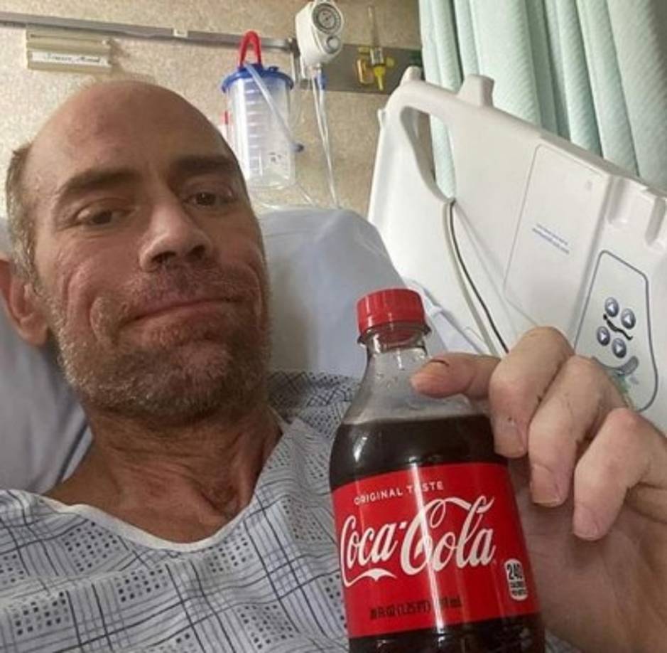 Cuando despertó del coma, Mike afirma que 'estaba muy débil. Esta fue una de las partes más frustrantes. No podía sostener mi teléfono celular; era muy pesado. No podía escribir, porque mis manos temblaban mucho'. Poco a poco fue recuperando su fuerza para empezar una larga recuperación.