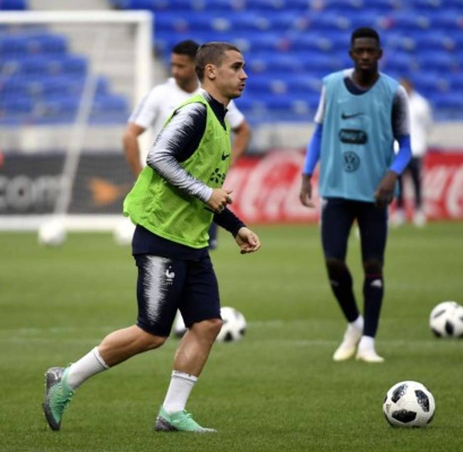 ¿Atlético o Barça? En declaraciones a Bein Sports, Griezmann volvió a comentar que lo decidirá antes del Mundial. “¡Qué cabrón con tu pregunta! Esto empieza el sábado, así que se definirá esta semana. Ese es mi deseo. El Mundial para Francia empieza el sábado, aún hay tiempo. En España algunos dicen que me quedo en el Atlético, otros que me voy y yo lo diré antes de que empiece el primer partido”.