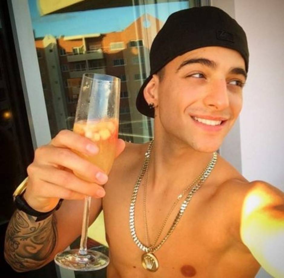 Las imágenes del Maluma de antes que circulan se le puede observar con excelente condición física, joven y feliz.