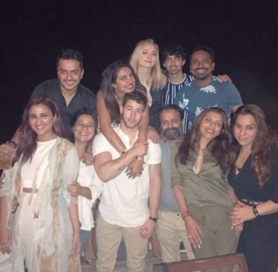 La lluvia de estrellas empezó el viernes en Jodhpur, conocida como la ciudad azul de la India, con la llegada de celebridades y personalidades del mundo rosa para asistir a un matrimonio al que los fanáticos ya se refieren como el 'Nicyanca', un evento que el país asiático espera que sea 'la boda del año'.