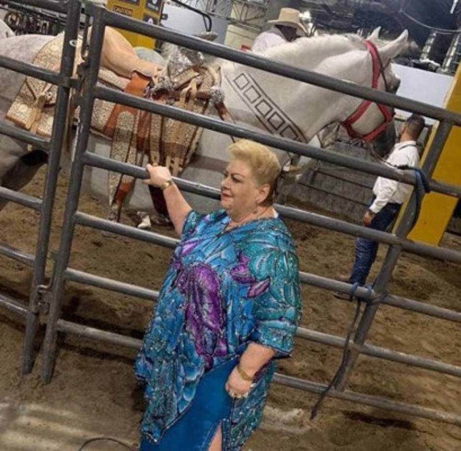 Las carencias que vivía, la falta de oportunidades la forzó a buscar su camino, después de que descubriera su talento en el canto cuando recorría los campos a caballo junto a su hermana.