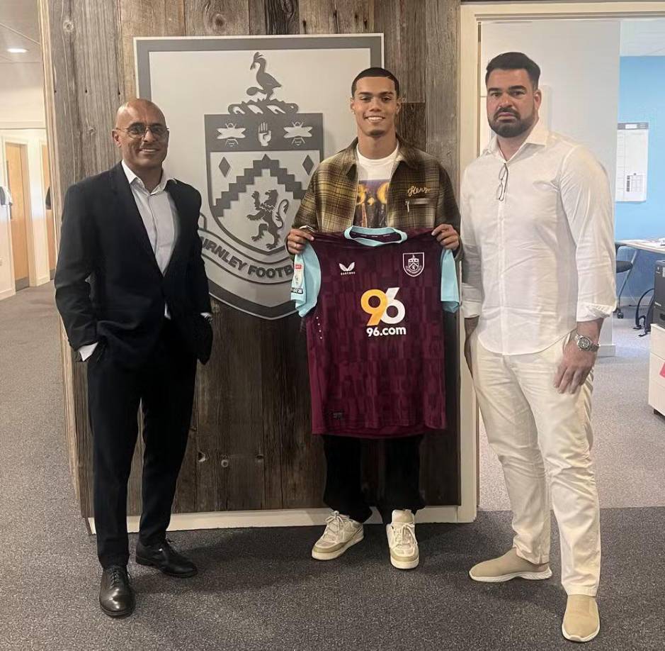 El hijo de Ronaldinho ahora probará fortuna en la Segunda División de Inglaterra luego de que se confirmara su fichaje por el Burnley.