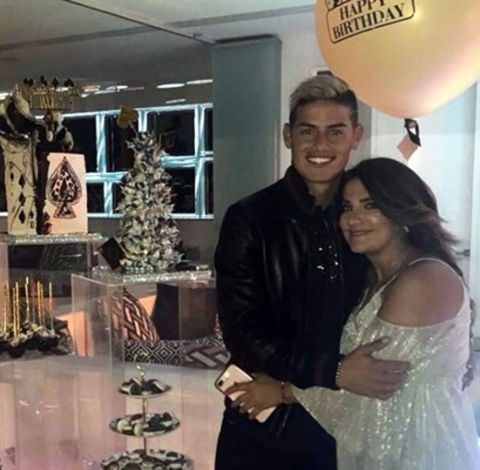 James Rodríguez - El colombiano es una persona humilde y apegada a su familia, así lo ha hecho saber ya que se le ha visto en diferentes eventos acompañado de su familia, en especial de su mamá, María del Pilar Rubio.