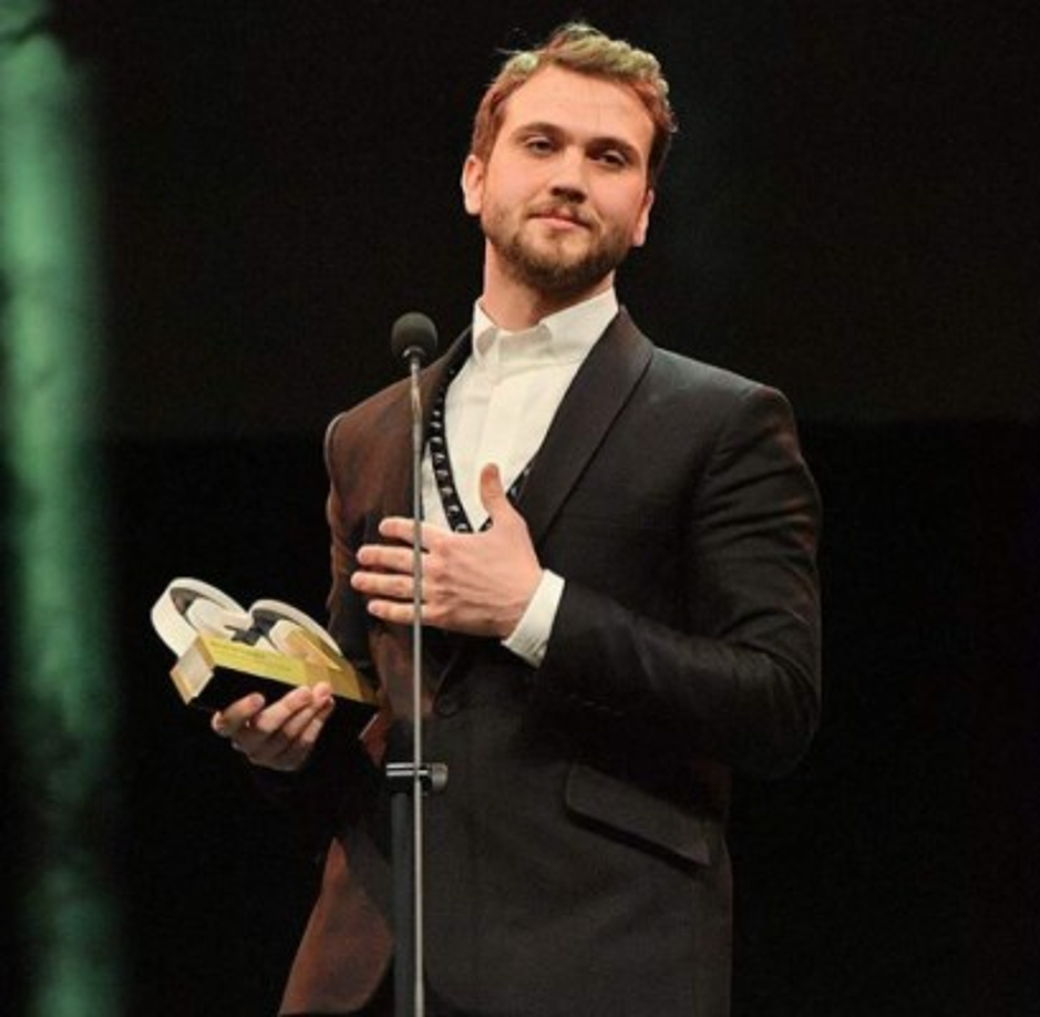 Este actor turco también participó en la serie Icerde. Hasta ahora no hay ninguna mujer que le robe la atención al galán de 29 años.