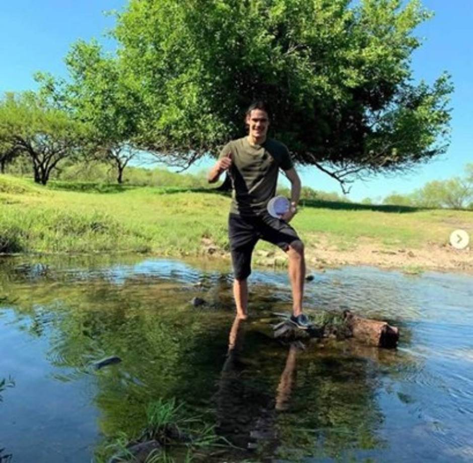 'Feliz de estar en mi hermoso país', escribió Edinson Cavani, delantero uruguayo de París Saint Germain, que disfruta de las fiestas navideñas.