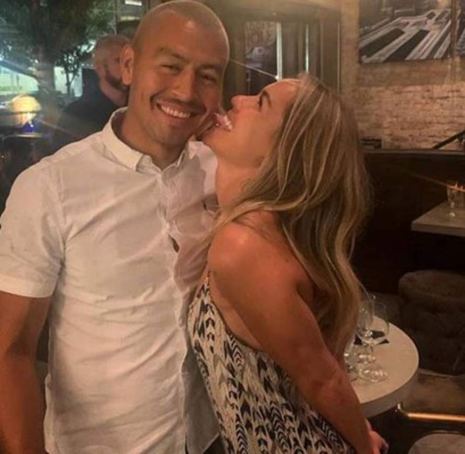 Roger Espinoza y su chica presumen de sus vacaciones en las redes sociales. No cabe duda que el volante catracho la pasa a lo grande.