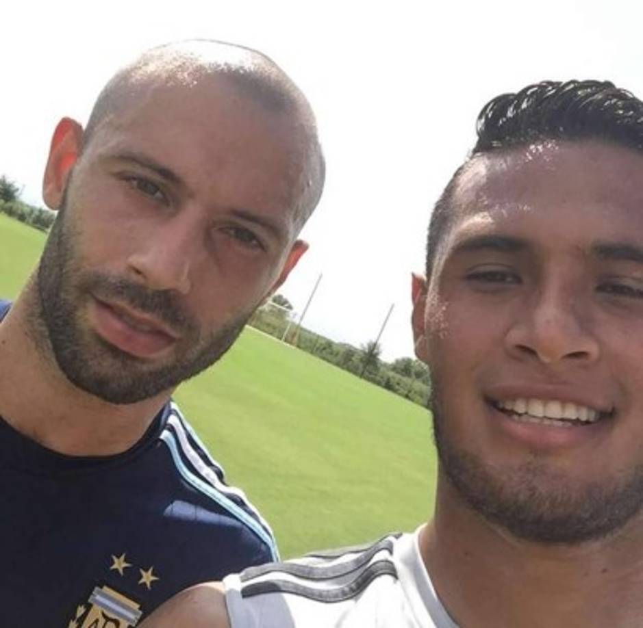 López también se tomó su respectiva selfie con Javier Mascherano.