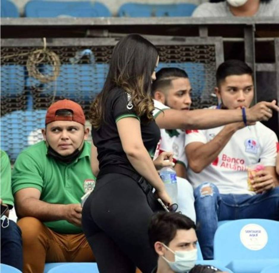 Ella es Stephanie Lobo, la bonita novia del joven futbolista del Marathón, Cristian Cálix, llegando al estadio Olímpico para apoyar a su novio.