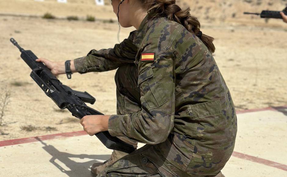 La de hoy es la quinta entrega de fotografías de la princesa Leonor con uniforme de militar que la casa real española ha distribuido desde que ingresó en la academia militar el pasado 17 de agosto, como parte de su formación en las Fuerzas Armadas.