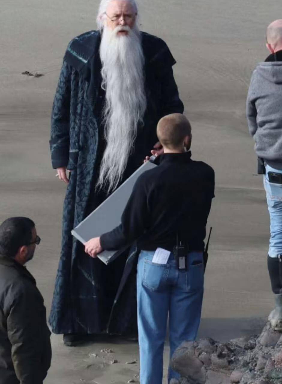 El aclamado actor John Lithgow fue captado en su papel de Albus Dumbledore mientras filmaban en Cornualles.