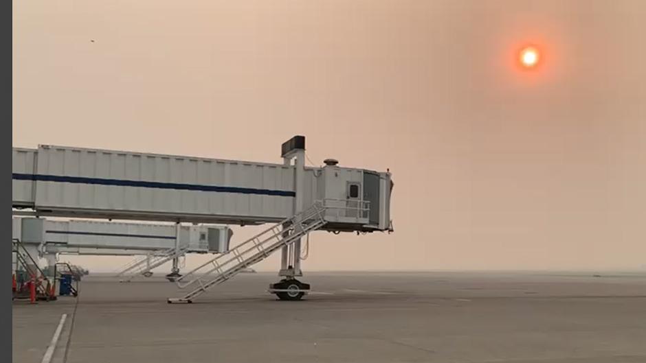 $!El aeropuerto Internacional Ramón Villeda Morales tuvo que paralizar por seguridad sus actividades debido a la poca visibilidad.