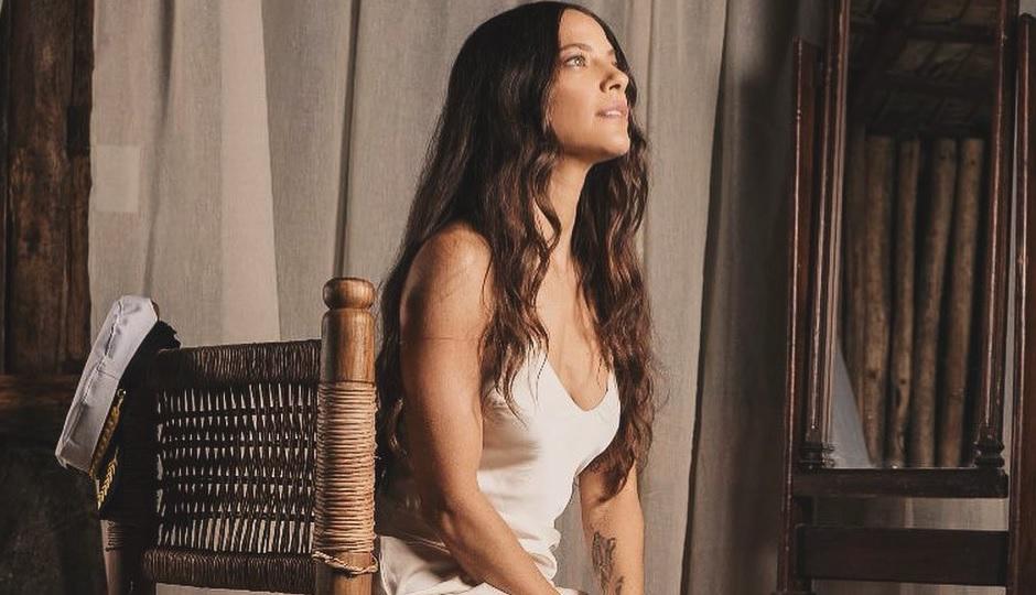 La cantante Debi Nova “renace” con un nuevo álbum “Dar Vida”