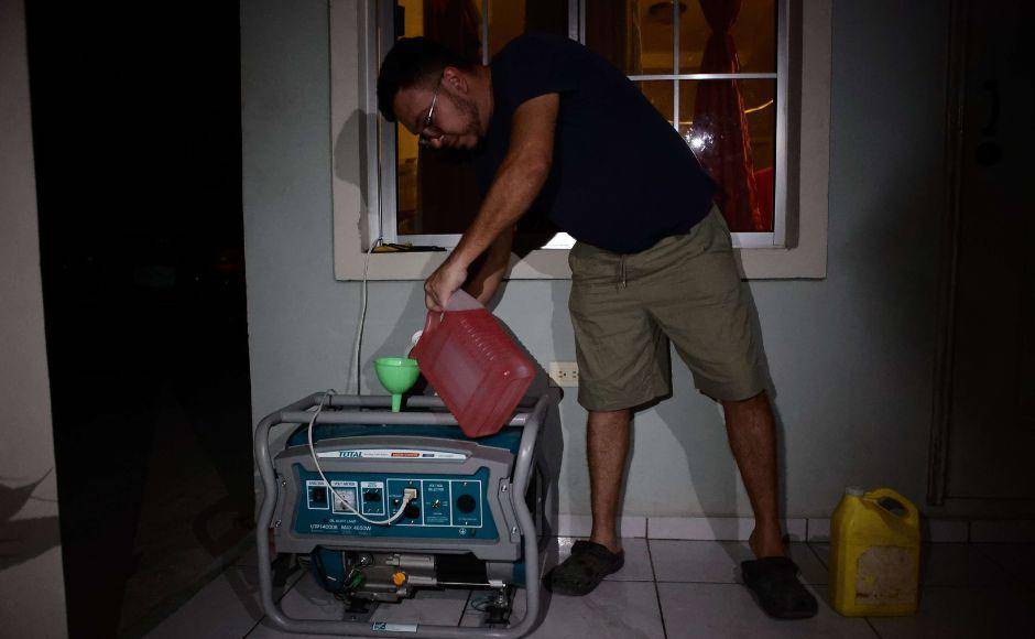 $!Uno de los vecinos pone a funcionar una planta eléctrica que compró recientemente a raíz de los apagones en su residencia.