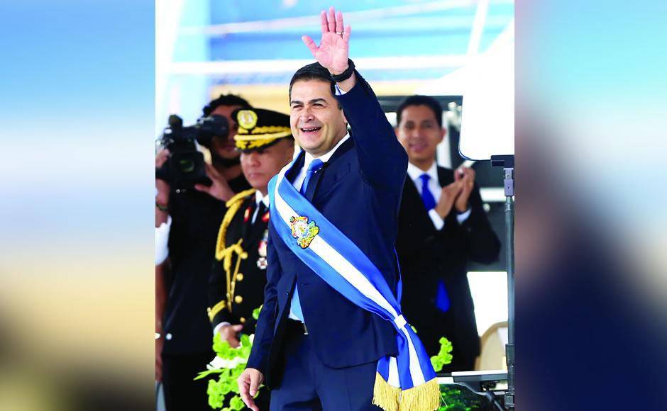 Su liderazgo y popularidad lo llevaron a convertirse en el candidato presidencial del Partido Nacional, ganando las elecciones en 2013 y asumiendo la presidencia en noviembre de ese año. Durante su primer mandato, Hernández implementó el programa “Honduras avanza con paso firme”, centrado en siete pilares que incluían honestidad, transparencia, seguridad, acceso a crédito, innovación productiva, salud y educación, estabilidad en el país y Honduras como plataforma logística.