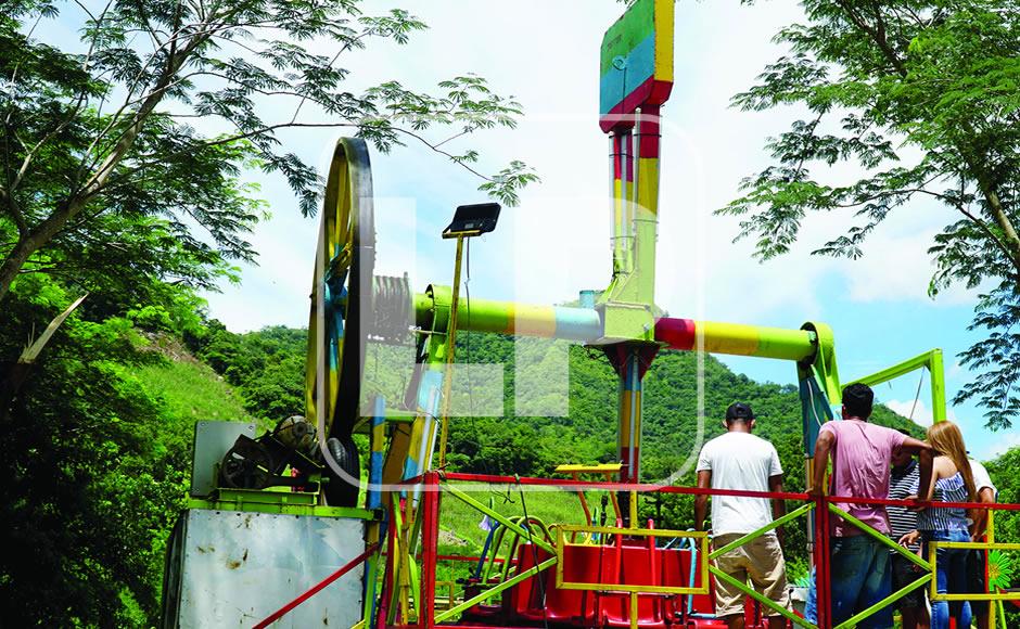 Britany Fernández Orellana murió al caer de un juego mecánico en la feria de Chinda. Fotos: José Cantarero.