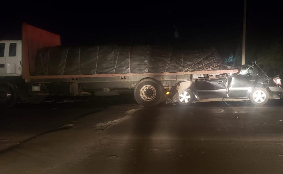 El automóvil en que se conducían quedó prácticamente desecho a raíz del encontronazo.