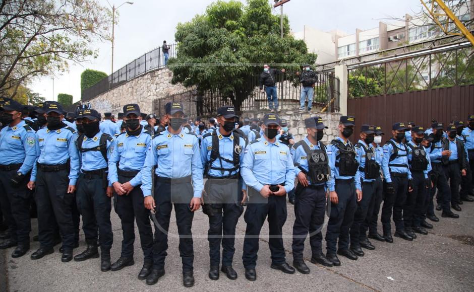 Anillos de seguridad en las afueras de la Corte Suprema de Justicia.