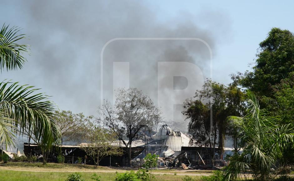 Hasta en horas de la mañana de este día no se había controlado del todo el incendio.