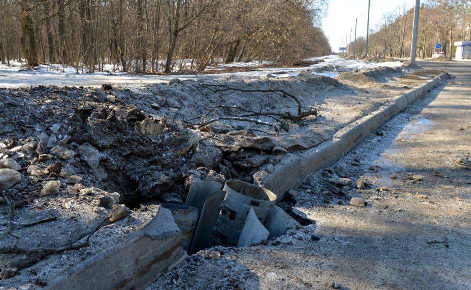 El cuerpo de un cohete se atascó en una carretera después de un bombardeo reciente en las afueras del norte de Kharkiv.