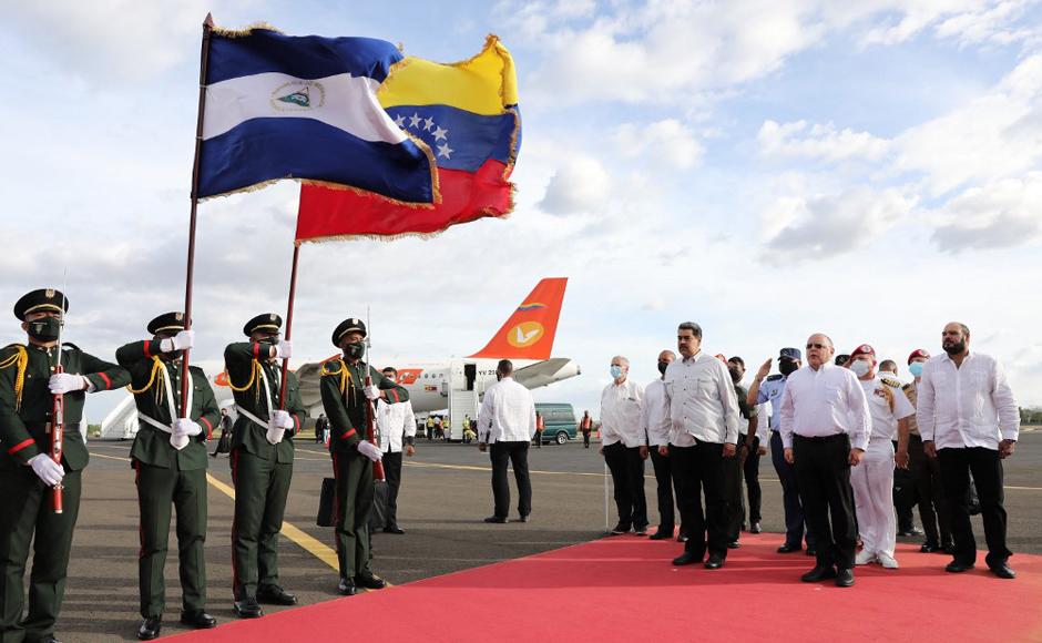 En esta fotografía difundida por la presidencia de Venezuela, el presidente de Venezuela, Nicolás Maduro, llega al aeropuerto internacional Augusto C. Sandino para participar en la toma de posesión de su homólogo Daniel Ortega.