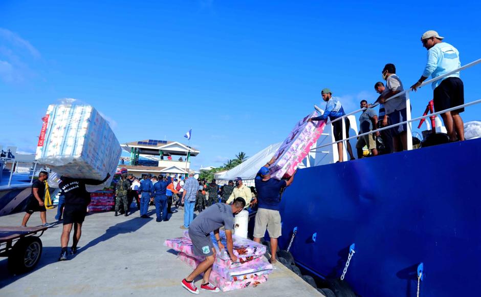 Siguen enviando ayuda humanitaria a damnificados en Guanaja