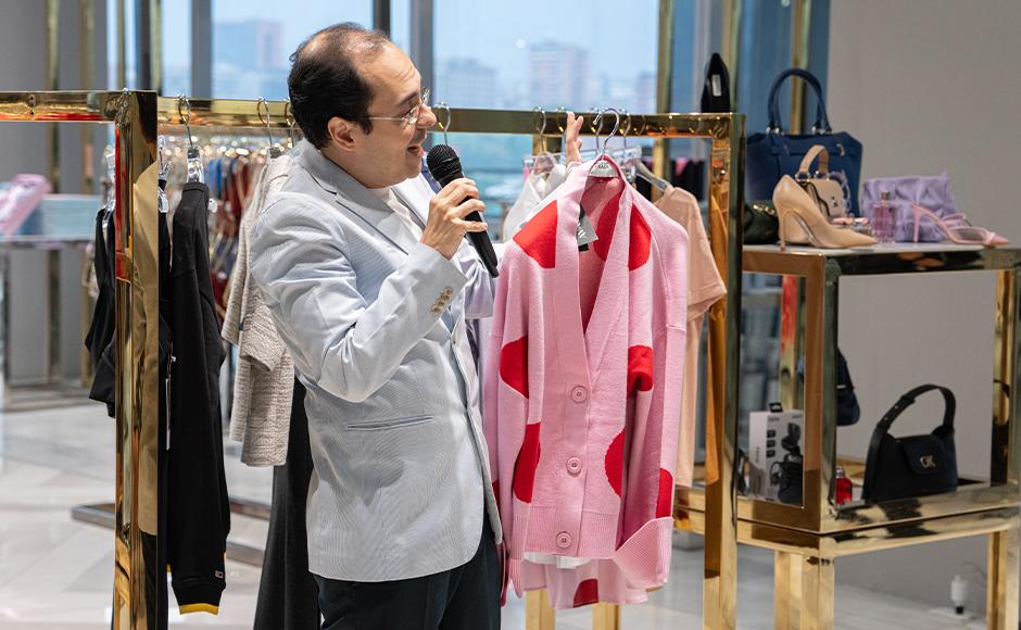 Expertos en moda, indicando la relación de usar la ropa adecuada con la ocasión.