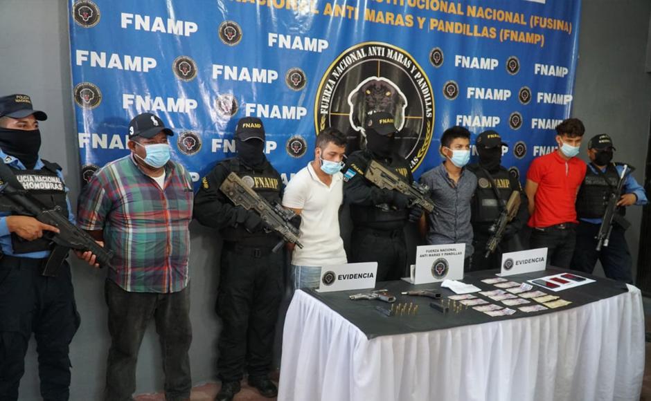 Los sospechosos siendo presentados junto a la evidencia en San Pedro Sula.