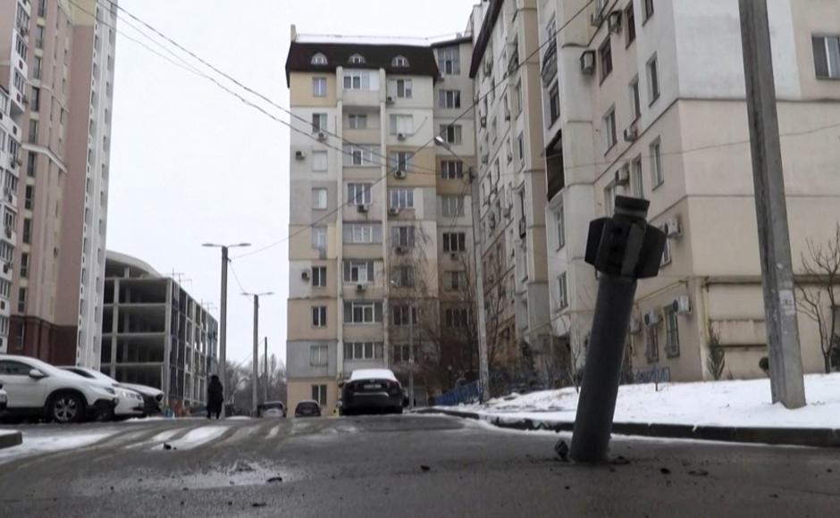 Civiles de Kiev resisten a la invasión rusa apiñados en sótanos