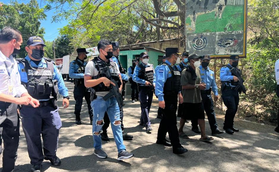 Momento en que el pandillero era custodiado por miembros de la Policía hondureña.