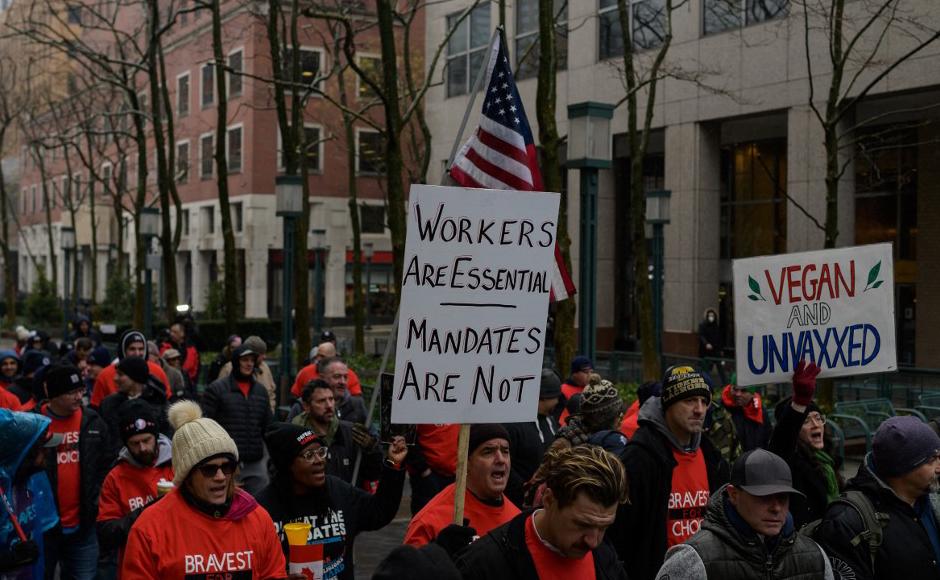Trabajadores se reúnen para protestar contra los mandatos y restricciones de la vacuna covid-19 en la ciudad de Nueva York.