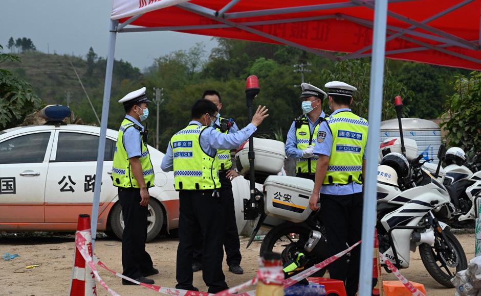 Equipos de rescate buscan rastros de pasajeros del avión accidentado en China