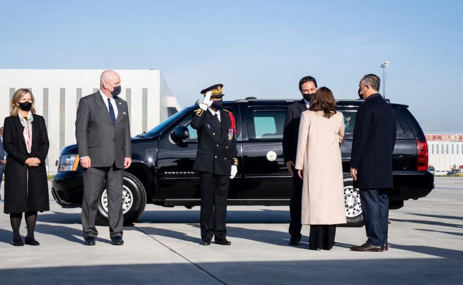 La vicepresidenta estadounidense Kamala Harris y el primer caballero Doug Emhoff son recibidos en Francia.