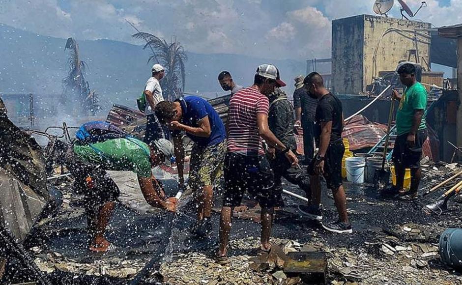Pobladores de Guanaja un día después de la tragedia.