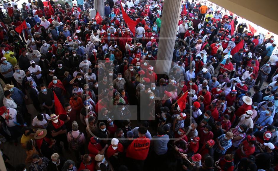 Multitud congregada en las afueras del Congreso Nacional de Tegucigalpa.