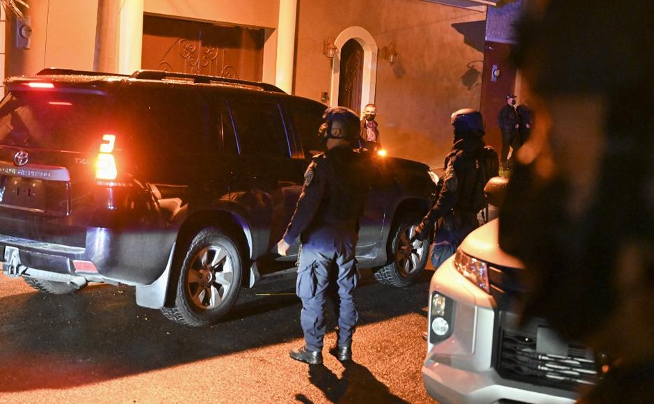 Las autoridades policiales en los alrededores de la residencial del exmandatario Juan Orlando Hernández.