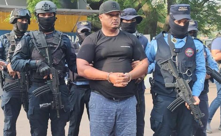Hace varios años fue pedido extradición por Costa Rica por tráfico de drogas, tentativa de homicidio y posesión agravada, entre otros, pero finalmente fue denegada en Honduras por “procesos pendientes”.