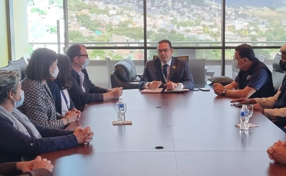 Delegados de la Misión conversando con autoridades del Consejo Nacional Electoral.