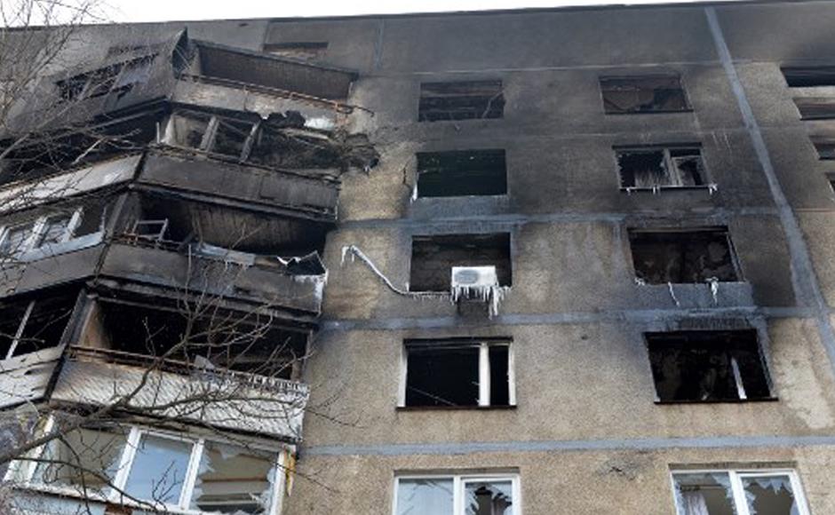 Los restos quemados de un edificio destruido por los bombardeos del ejército ruso.